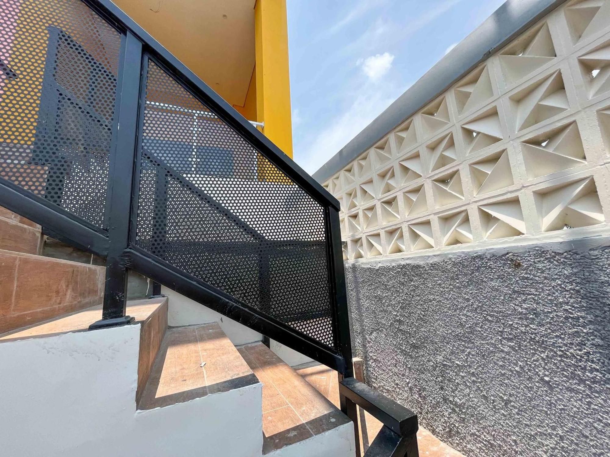 Sans Hotel Premiere Majapahit Semarang Bagian luar foto